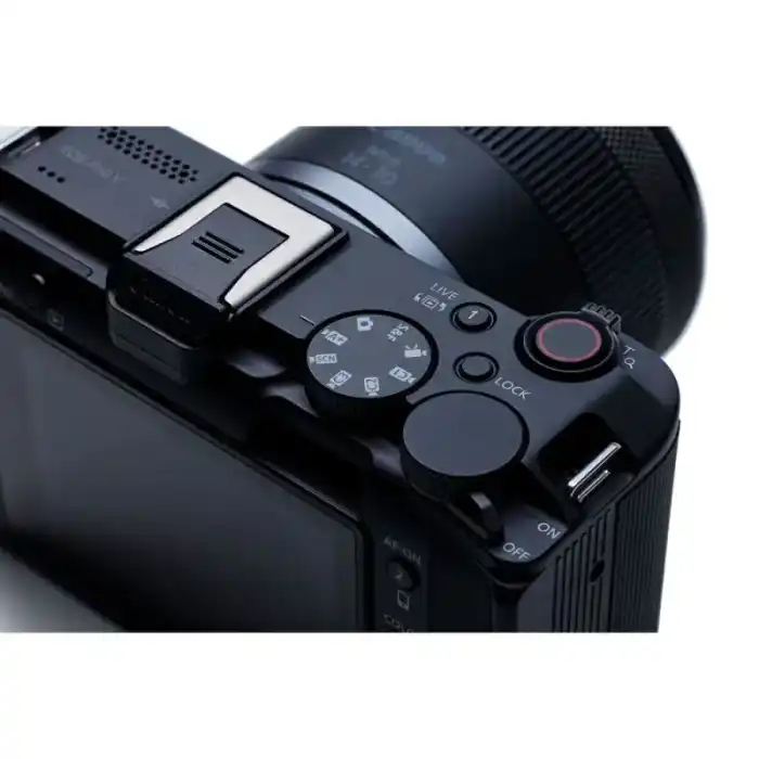 CANON EOS R50 V + RF-S 14-30 mm f/4-6,3 IS STM PZ + Poignée/Trépied HG-100TBR + Micro DM-E100 + Carte SD 128GO